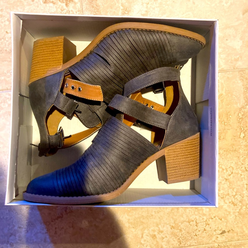 Gray Ton Ankle Bootie. Size 10